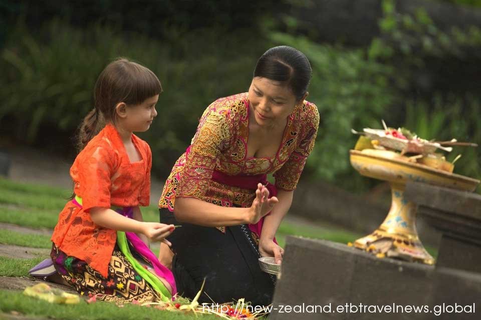 Balinese-offerings-Canang Bali Travel Etiquette