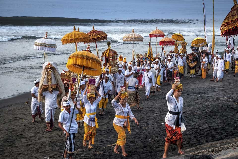 Melasti-Ceremony-Bali-Rituals-and-Ceremonies